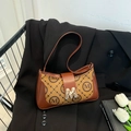 Sac porté épaule rétro marron avec monogramme et boucle dorée M sur veste noire - Marron