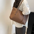 Bolso tote grande de cuero marrón con correas largas para un estilo de verano minimalista - Marrón