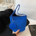 Sac seau en daim bleu roi avec bandoulière nouée et petit porte-monnaie assorti - Bleu