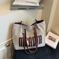 Tragetasche aus Canvas mit Lederriemen und großer MCADA-Stickerei in Hellbeige und Braun - Braun
