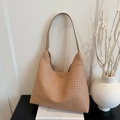 Bolso hobo tejido minimalista en color canela con diseño de media luna y asa suave - Caqui