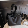 Grande borsa a tracolla in nylon nero con tracolla in corda bianca e nera e logo - Nero