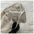 Detalle de bolso punk blanco con remaches plateados y ojales metálicos de moda - Blanco
