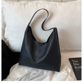 Minimalistische schwarze gewebte Hobo-Schultertasche mit Schachbrett-Textur-Finish - Schwarz