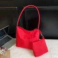Rote Nylon-Eimertasche im Set mit ENJOY IT ZZA-Stickerei und passender kleiner Tasche - Schultertaschen-Set / Rot