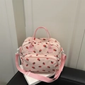 Borsa sottobraccio in velluto rosa con stampa fragole e tracolla regolabile, vista principale - Rosa