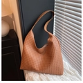 Braune gewebte Schultertasche aus Leder mit viel Platz für das tägliche Pendeln im Sommer - Braun
