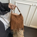 Braune Wildleder-Fransentasche mit Boho-Details und praktischem Tragegriff für Damen - Braun