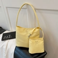 Hellgelbe Nylon-Eimertasche mit Mini-Beutel und Stickerei für Damen - Schultertaschen-Set / Gelb