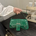 Borsa a spalla in pelle verniciata verde Y2K con borchie argento e fibbia grande - Verde