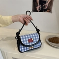 Dettaglio borsa a quadretti blu e bianchi con toppa a mela e manico a corda nera - Borsa sottobraccio nera