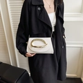 Borsa a tracolla bianca in pelle con grande fibbia in metallo dorato e catenella - Bianco