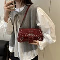 Borsa sottobraccio in vernice bordeaux con borchie punk argento e dettagli biker - Rosso