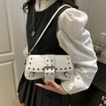 Borsa a spalla in pelle verniciata bianca con borchie argentate e fibbia metallo - Bianco