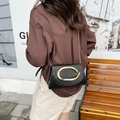 Borsa a tracolla alla moda in pelle nera con fibbia a C dorata e catena elegante - Nero