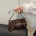 Borsa sottobraccio in pelle verniciata marrone scuro con borchie e fibbia in metallo - Marrone