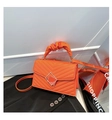 Detalle de bolso bandolera naranja con hebilla metálica y asa fruncida - Naranja