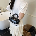 Schwarze glänzende Boston-Tasche mit Spitzendetails, Bogendekor und Schultergurt - Schwarz