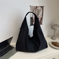 Minimalistische schwarze Nylon-Tragetasche in Dreiecksform mit großem Innenraum - Schwarz