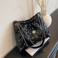 Borsa a spalla trapuntata nera lucida con borchie a stella e tracolla a catena - Nero