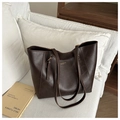 Nahaufnahme der dunkelbraunen Totebag aus Leder mit eleganter Logo-Prägung - Braun