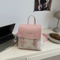 Mini mochila chic de cuero sintético rosa y crema con estampado de mariposas y dije - Rosa Con Colgante