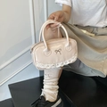 Schicke beige Boston-Tasche mit Metallschleife und herzförmigen Spitzenverzierung - Rosa