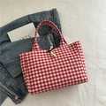 Borsa tote in tela a quadretti bianchi e rossi con chiusura a alamaro nera in stile minimal - Rosso