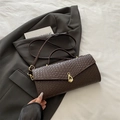 Sac bandoulière tressé marron foncé avec fermoir doré et bandoulière élégante - Marron