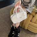 Weiße Boston-Tasche aus Glanzleder mit Silberschleife und Spitze im süßen Stil - Weiß
