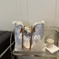 Borsa tote in tela sfumata blu con stampa Summer, frange decorative e manici in pelle - Blu