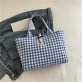 Borsa tote in tela a quadretti blu e bianchi con bottone in corno e dettaglio in corda - Blu
