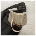 Dettaglio borsa sottobraccio color crema trapuntata con ricami e catena di perle - Bianco Sporco