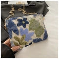 Pochette beige con ricamo floreale, paillettes e sottile catena dorata - Blu