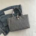 Borsa tote minimalista in tela a quadretti bianchi e neri con chiusura a bottoni in corno - Nero
