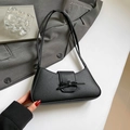 Elegante bolso de hombro media luna negro con un lazo estiloso y textura de grano litchi - Negro