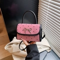 Rot-weiß gestreifte Handtasche mit Herzmuster und goldener Schleifenverzierung - Rosa