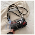 Détail d'un sac punk Y2K noir avec chaînes argentées, bords rouges et breloques cœur - Noir avec Rouge
