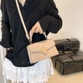 Gesteppte beige Umhängetasche mit V-Muster-Nähten und elegantem Raffgriff - Khaki