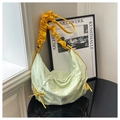 Dettaglio borsa a mezzaluna in nylon verde chiaro con tracolla a balze giallo brillante - Verde (Senza Ciondolo)