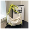 Dettaglio borsa hobo in nylon bianco con tracolla arricciata verde e logo stampato - Bianco (Senza Ciondolo)