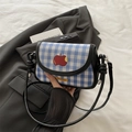 Mini borsa a tracolla a quadretti blu e bianchi con ricamo a mela rossa e tracolla nera - Nero