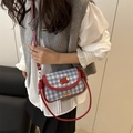 Mini borsa a tracolla a quadretti blu e bianchi con toppa a forma di mela rossa - Rosso