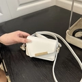 Mini bolso bandolera blanco cereza con elegante borde de metal dorado y correa ajustable - Minibolso blanco