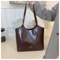 Dunkelbraune Shopper-Tasche aus Lackleder mit FASHION-Schriftzug und Schultergurt - Ohne Anhänger / Braun