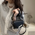 Mini bolso cuadrado de cuero negro mate para mujer con detalles dorados y correa cruzada - Minibolso negro