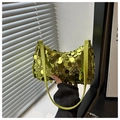 Detail van de textuur van een groene crossbodytas met pailletten en metallic glans - Groen