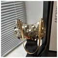 Detail van zilveren pailletten en gouden riem op een stijlvolle avondtas voor dames - Goud