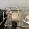 Bolso tipo cubo beige con pañuelo de seda decorativo y correa de hombro ajustable - Beige