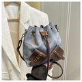 Detalle del bolso de mezclilla vintage con adornos de cuero marrón y cordón - Azul